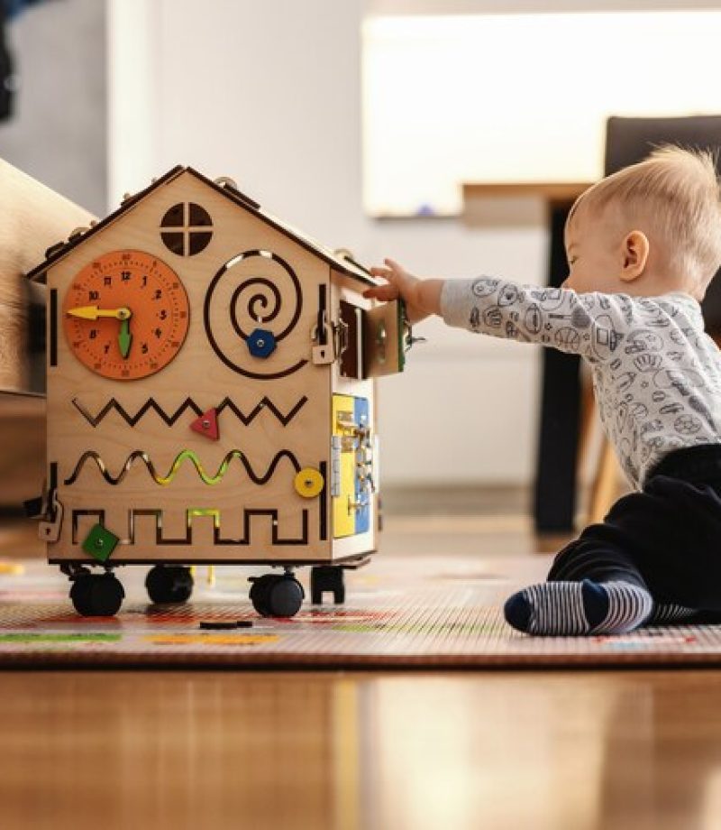 adorable-bambin-jouant-jeux-interactifs-pour-bon-developpement-maison_232070-9707